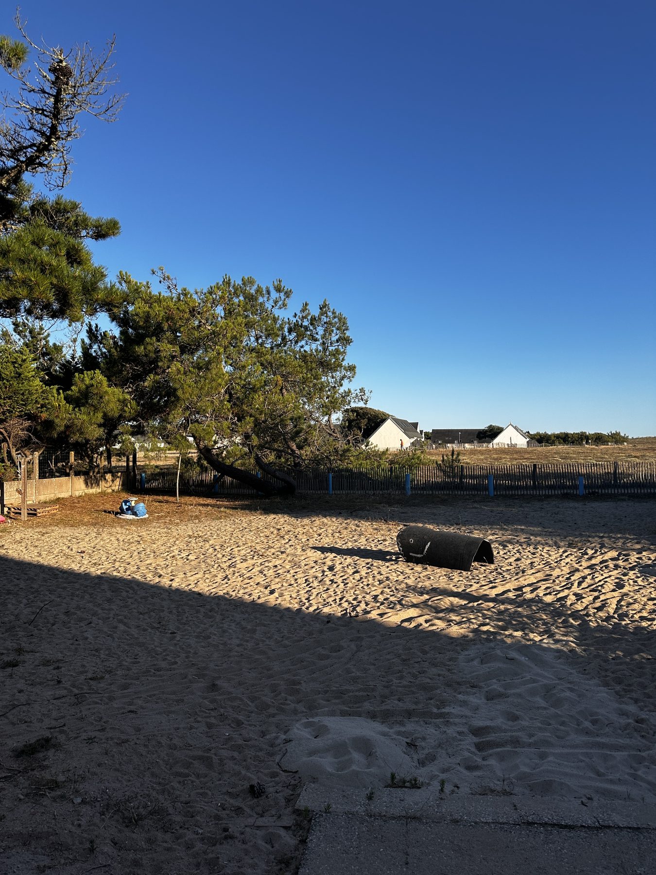 Jardin de sable et extérieur de la maison