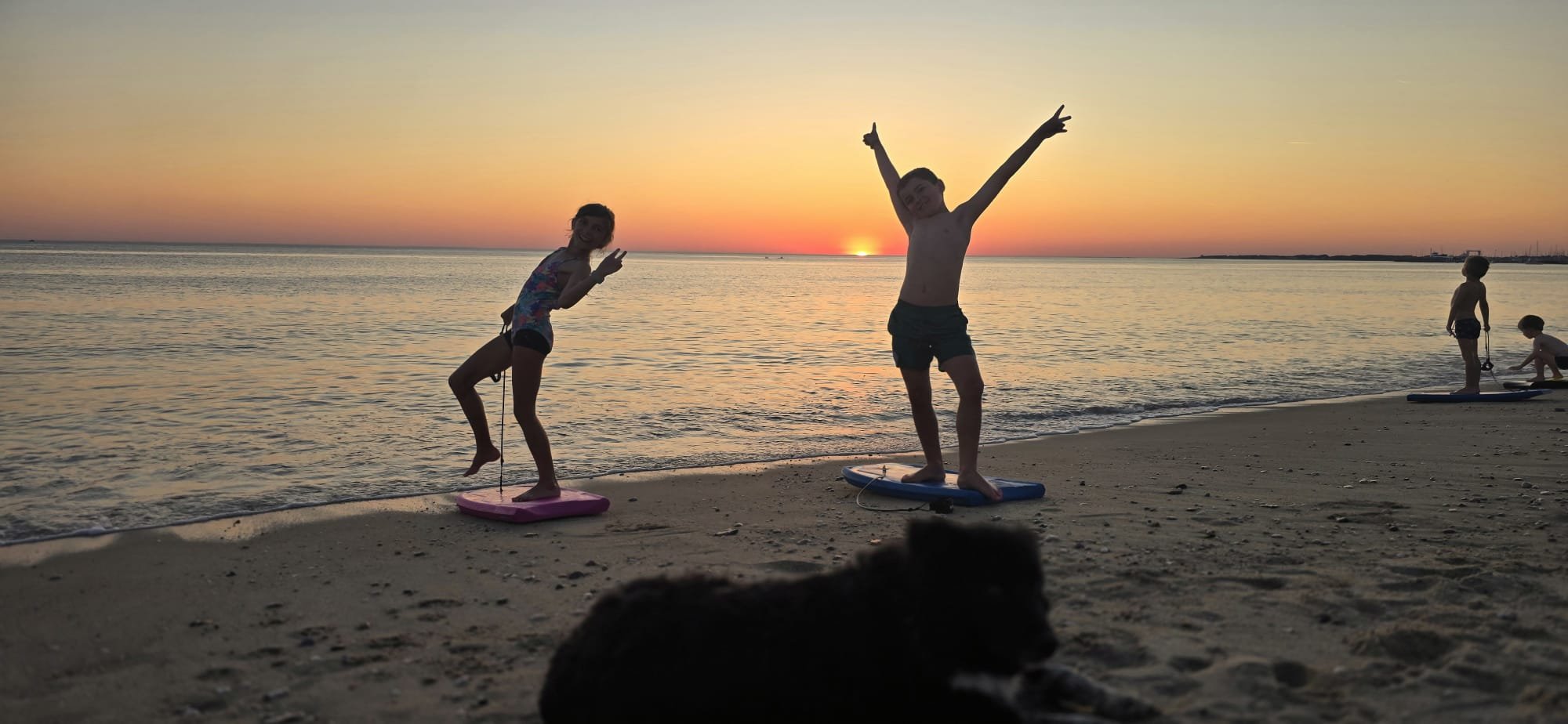 Enfants au coucher de soleil sur la plage