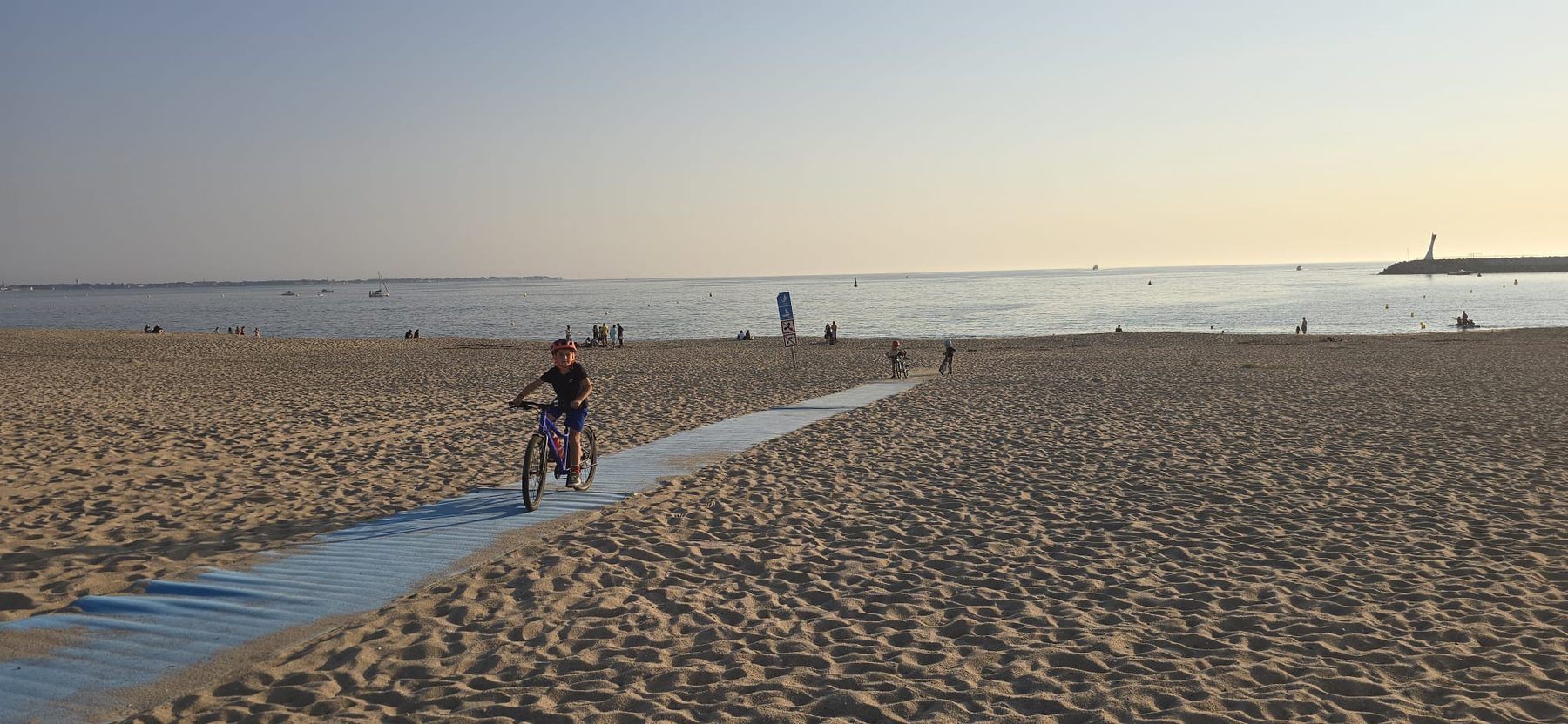 Enfant à vélo sur la plage